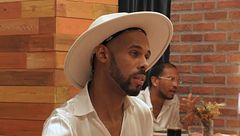 La picante promesa sobre policías que un soltero le ha hecho a su cita: "La pistola la llevo yo"