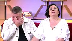 Un hombre se rompe al encontrar a sus hermanos paternos y cumplir la última voluntad de su madre