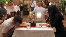 Un soltero de 'First Dates' se parte de risa al entender el "tremendo chiste malo" de su cita: “Lo pillé tardísimo”