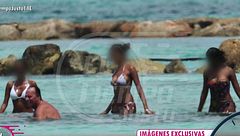 Inédito | Las curiosas imágenes de Julio Iglesias en una playa privada rodeado de Miranda y algunas de sus empleadas del hogar