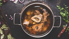 Caldo de huesos: la receta de cocción lenta llena de nutrientes perfecta para el invierno