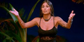 Cristina cuenta ante Almudena lo que sucedió con Darío detrás del cojín