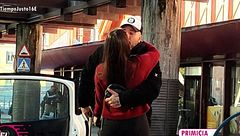 Las imágenes del primer beso en público de Kiko Rivera y Lola, su nueva novia