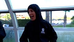 Sarah reacciona a la provocación de Lewis: "Te voy a meter un codazo"