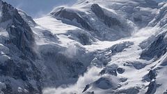 Una avalancha sorprende a tres esquiadores y les arrastra a toda velocidad en EEUU