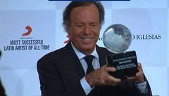 Los requisitos de Julio Iglesias para seleccionar a sus trabajadoras