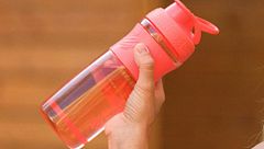 Alerta por las botellas de agua reutilizables: pueden acumular tantas bacterias como un inodoro