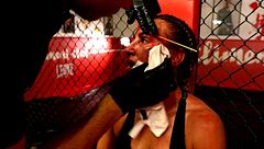 Un médico tiene que intervenir en el combate entre Carolan y Miriam