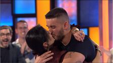 ¡Boda a la vista! Un concursante de 'Allá tú' hinca rodilla tras ganar el premio y deja al plató entre lágrimas
