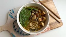 Ramen vegetal: la receta fácil y reconfortante para cenar un buen caldo