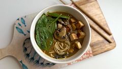 Ramen vegetal: la receta fácil y reconfortante para cenar un buen caldo