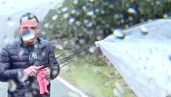 Los directos de los reporteros de 'AR' en pleno temporal: paraguas rotos por el viento y con el agua por las rodillas