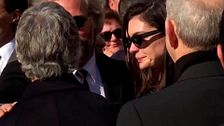 Anne Hathaway, rota de dolor en el funeral de Valentino en Roma
