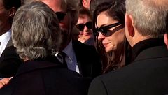 Anne Hathaway, rota de dolor en el funeral de Valentino en Roma