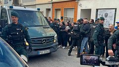 Las lágrimas y los gritos de dolor del padre de Álex, asesinado en Sueca, a la llegada del acusado a los juzgados