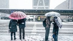 La nieve sorprende y tiñe de blanco la ciudad de Madrid: alegra a unos y complica la vida a otros