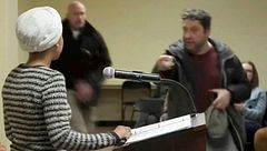 Un hombre rocía con una sustancia química a una congresista demócrata durante un discurso en Minneapolis