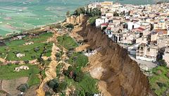 Las impresionantes imágenes de Niscemi al borde del abismo: todo el pueblo podría colapsar
