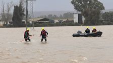 La Guardia Civil rescata a varias familias en Jerez de la Frontera tras la crecida del río Guadalete