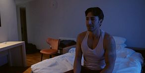 Stefan duerme en el sofá en su primera noche de boda con Estefanía