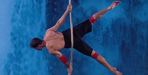 El show circense de Maksym Vakhnytskyi sobre una cuerda