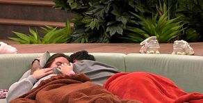 Juanpi Vega consuela en 'GH DÚO' a Sandra Barrios al verla llorar al pensar en su novio