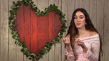 Una soltera revela en 'First Dates' la inesperada utilidad que le da a sus largas uñas: "Se puede hacer de todo"