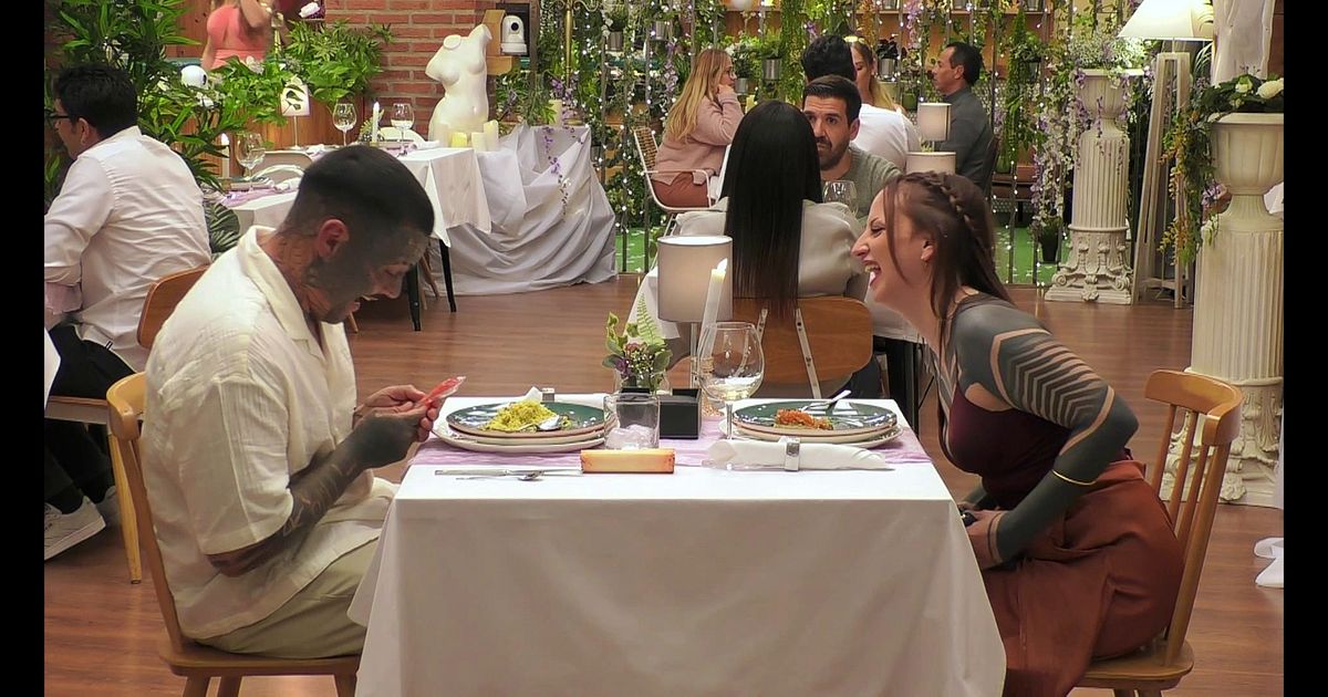 First dates: El sugerente regalo de una soltera a su cita de 'First ...