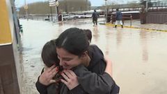 La solidaridad aflora entre los vecinos de Huétor Tajar con sus casa anegadas: “Hasta los más pequeños ayudan”