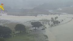 Las impactantes imágenes aéreas de Grazalema: cascadas de lluvia caen por todo el pueblo
