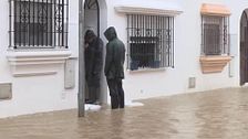 Sin luz y con la comida racionada: así viven los vecinos del Tesorillo, Cádiz, aislados por las lluvias