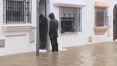 Sin luz y con la comida racionada: así viven los vecinos del Tesorillo, Cádiz, aislados por las lluvias