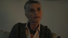 La marquesa de Monteclaro le hace una confidencia sobre su marido a Consuelo