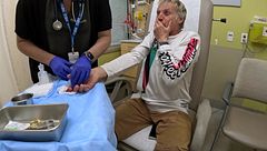 Gritos de dolor de Jesús Calleja en el hospital al ser curado tras su caída: “Esto es de operación”