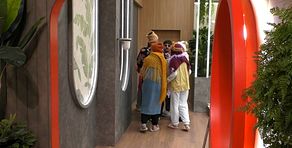 Manuel y su grupo irrumpen en la suite disfrazados para cantar en plena madrugada