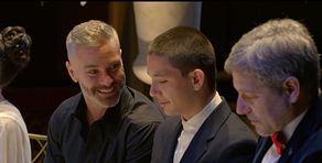 La conversación entre Milton y su hijo durante un convite marcado por las preguntas de los familiares