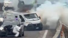 Atraco de película en una autopista del sur de Italia: un comando con armas de guerra asalta un furgón ante el terror de los conductores