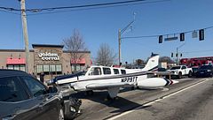 Una avioneta aterriza de emergencia en medio de una calle llena de coches en Georgia, Estados Unidos