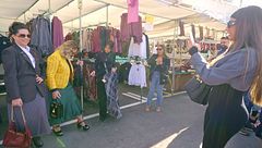 Las Guiribitey se estrenan en el mercadillo de la mano de las Salazar: "Esto se va a hacer viral"