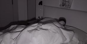 ¡Ana y Luija dan un paso más en su relación! Se dan su primer beso en su momento más íntimo antes de dormir