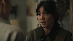 Marta le cuenta a Consuelo lo que se rumorea en el pueblo sobre el encuentro de Héctor y Camino