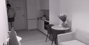 El primer acercamiento intimo entre Sthefan y Estefanía termina con un momento entre ambos en el baño sin cámaras