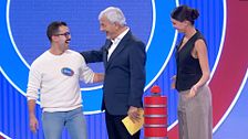 Carlos Sobera desata las carcajadas de un concursante con su broma sobre su nombre en 'El precio justo'