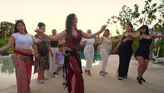 Las primas Jiménez lo dan todo en una clase de danza oriental