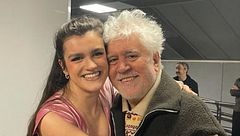 Amaia Romero se convierte en 'chica Almodóvar' en su nueva película: las imágenes y conversaciones detrás de cámaras en el rodaje