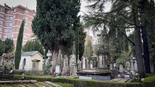 Un camposanto en mitad de la ciudad en Vitoria: "Los ventanales de las clases del colegio dan al cementerio"