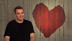 Un soltero de 'First Dates' revela la curiosa forma en la que se alentó a perder la virginidad: "Lo tengo guardado de recuerdo"