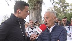 Ceferino, vecino de Écija, carga contra el ayuntamiento por el estado del río: “Está hecho un asco”