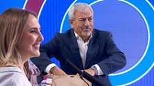 El peculiar regalo de una concursante a Carlos Sobera: "No hay quien saque esto de aquí"