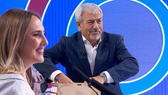 El peculiar regalo de una concursante a Carlos Sobera: "No hay quien saque esto de aquí"